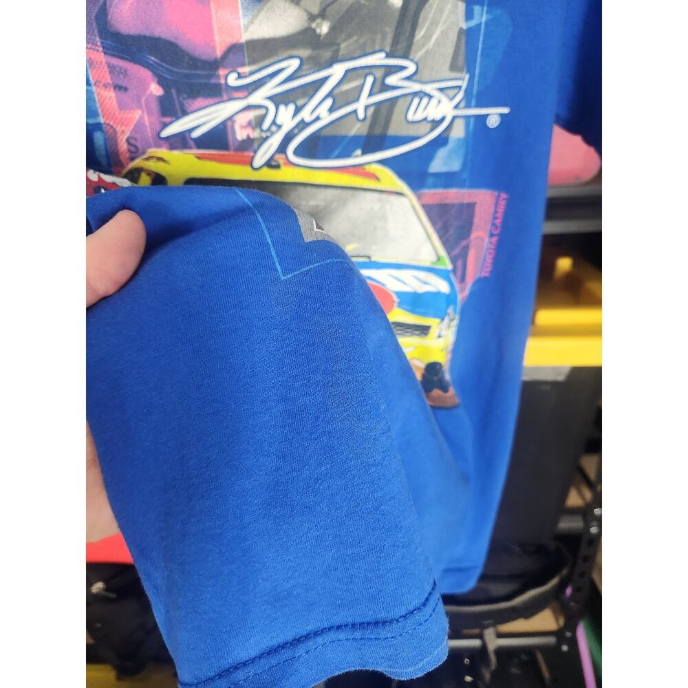 2011 Nascar Kyle Busch T men's medium - Picture 4 of 5
